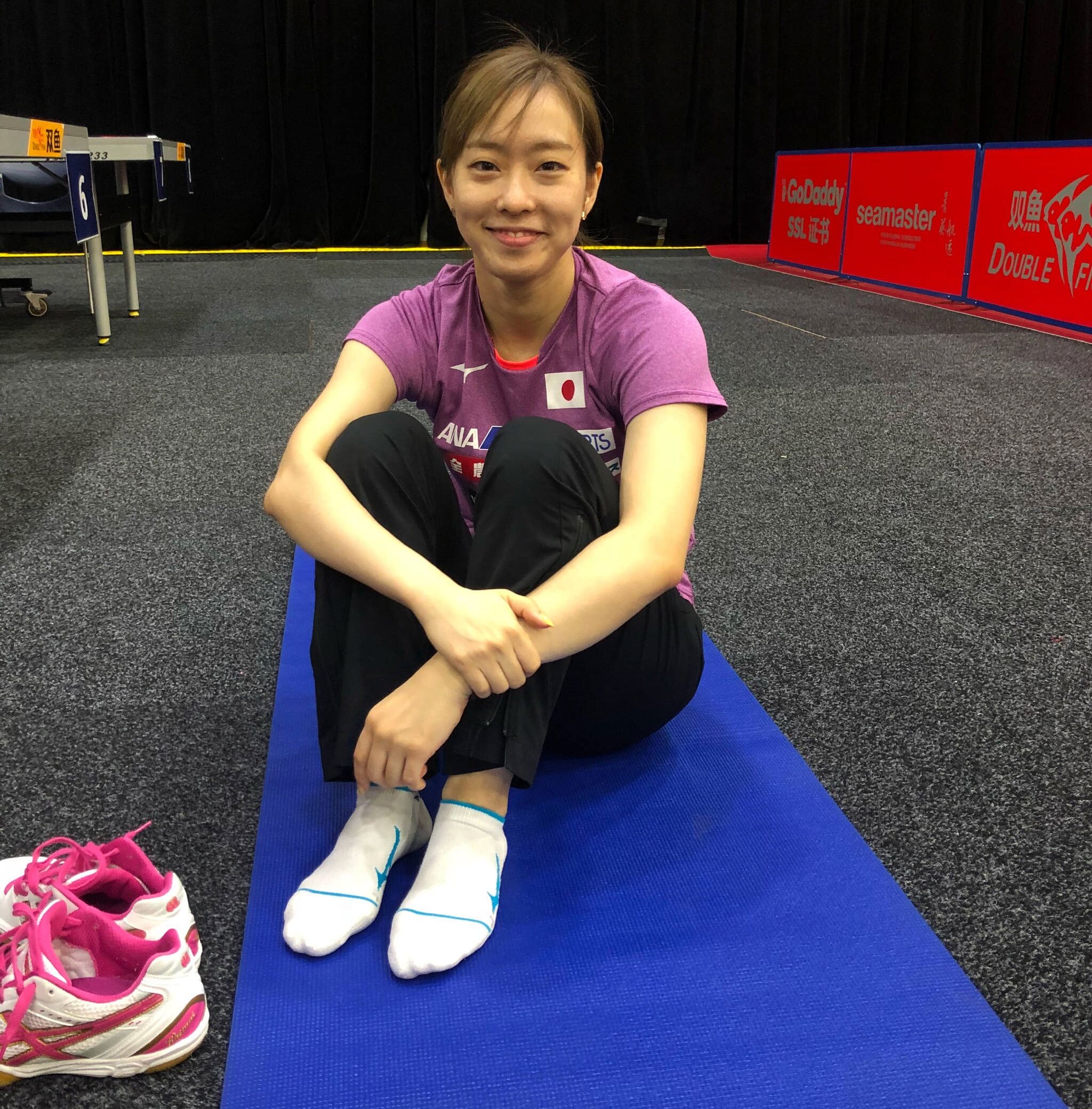 石川佳纯拥抱邱建新,石川佳纯趴在乒乓球上