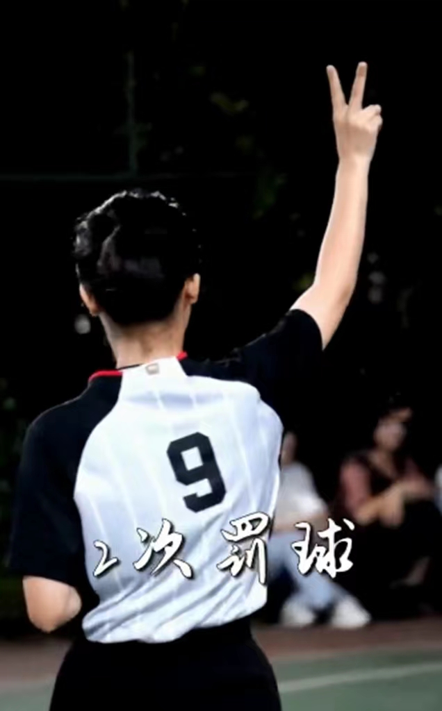 高校女生担任篮球赛裁判员,杭州高校篮球女裁判霸气视频