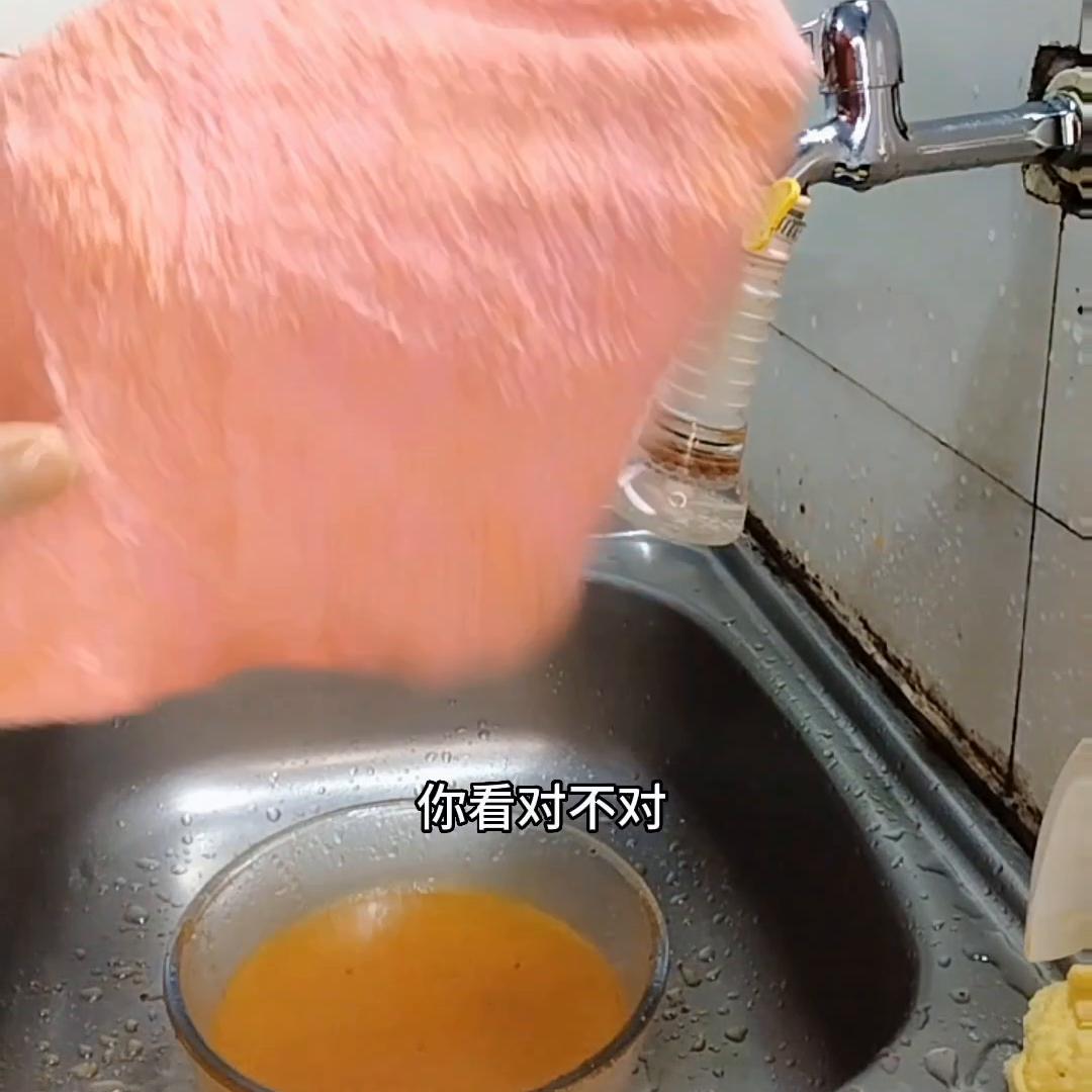 辣椒油弄到衣服上怎么洗掉,辣椒油溅到白衣服上怎么办