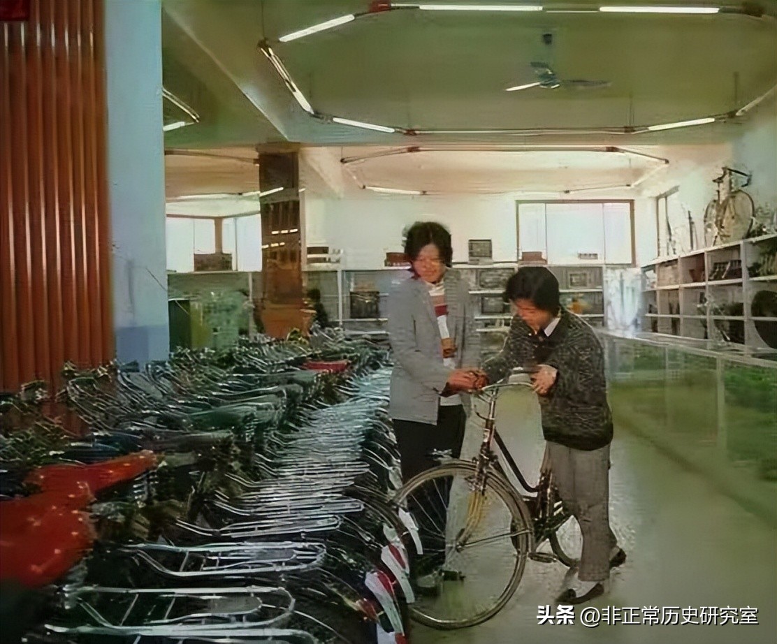 老照片：80年代的北京生活风貌，火车上供应茅台，牛肉一块八一斤