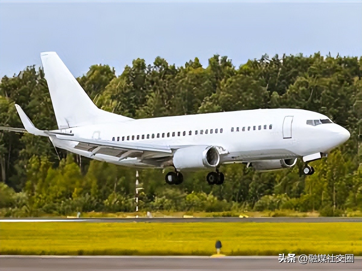 空姐飞机上推销商品原视频,飞机上空姐推销东西可以买吗