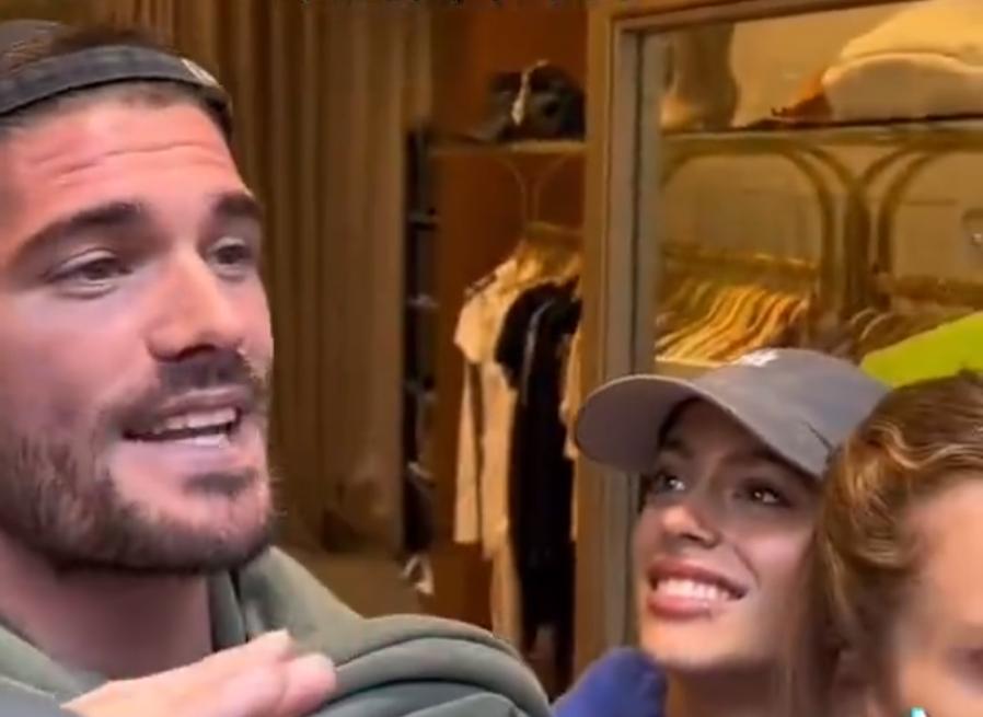 顶流!德保罗带歌星女友购物被围得水泄不通,央求球迷给点时间采购