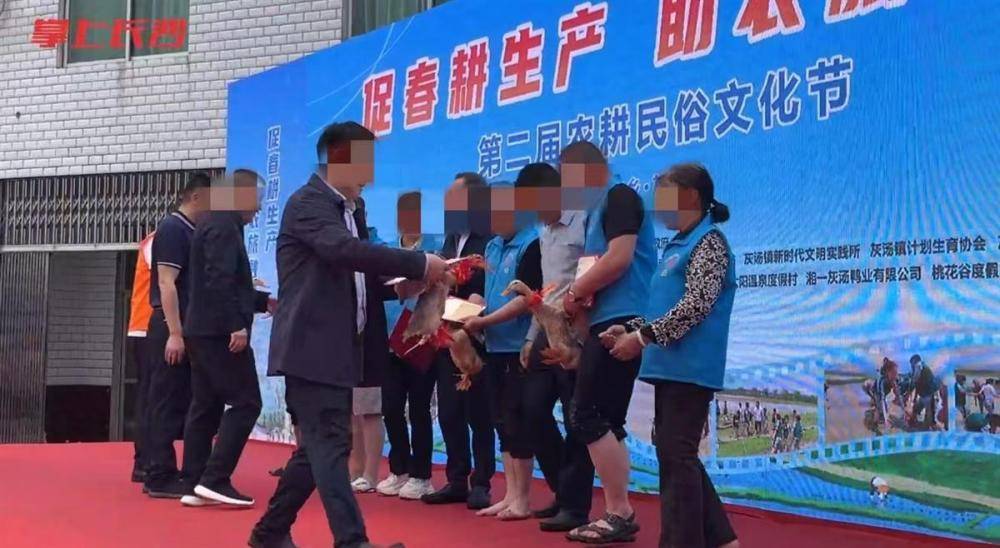 官方回应干部花49万插秧2亩助农,村干部插秧2亩助农活动官方回应