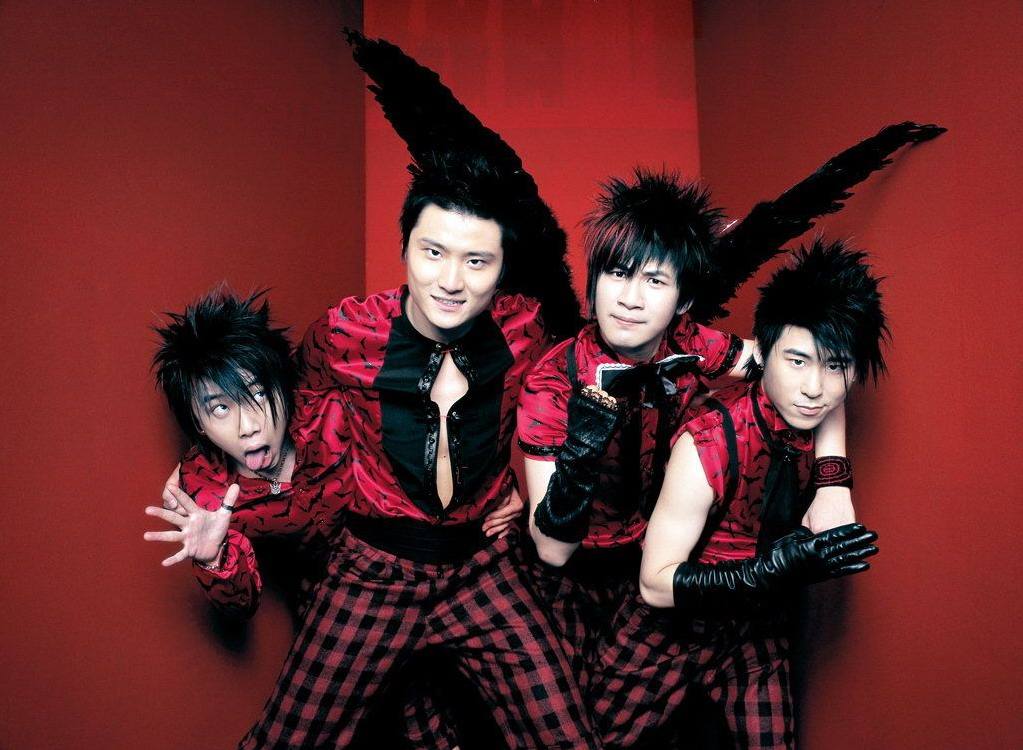 昔日爆红组合街头卖唱,曾经红极一时现在却卖唱的歌手