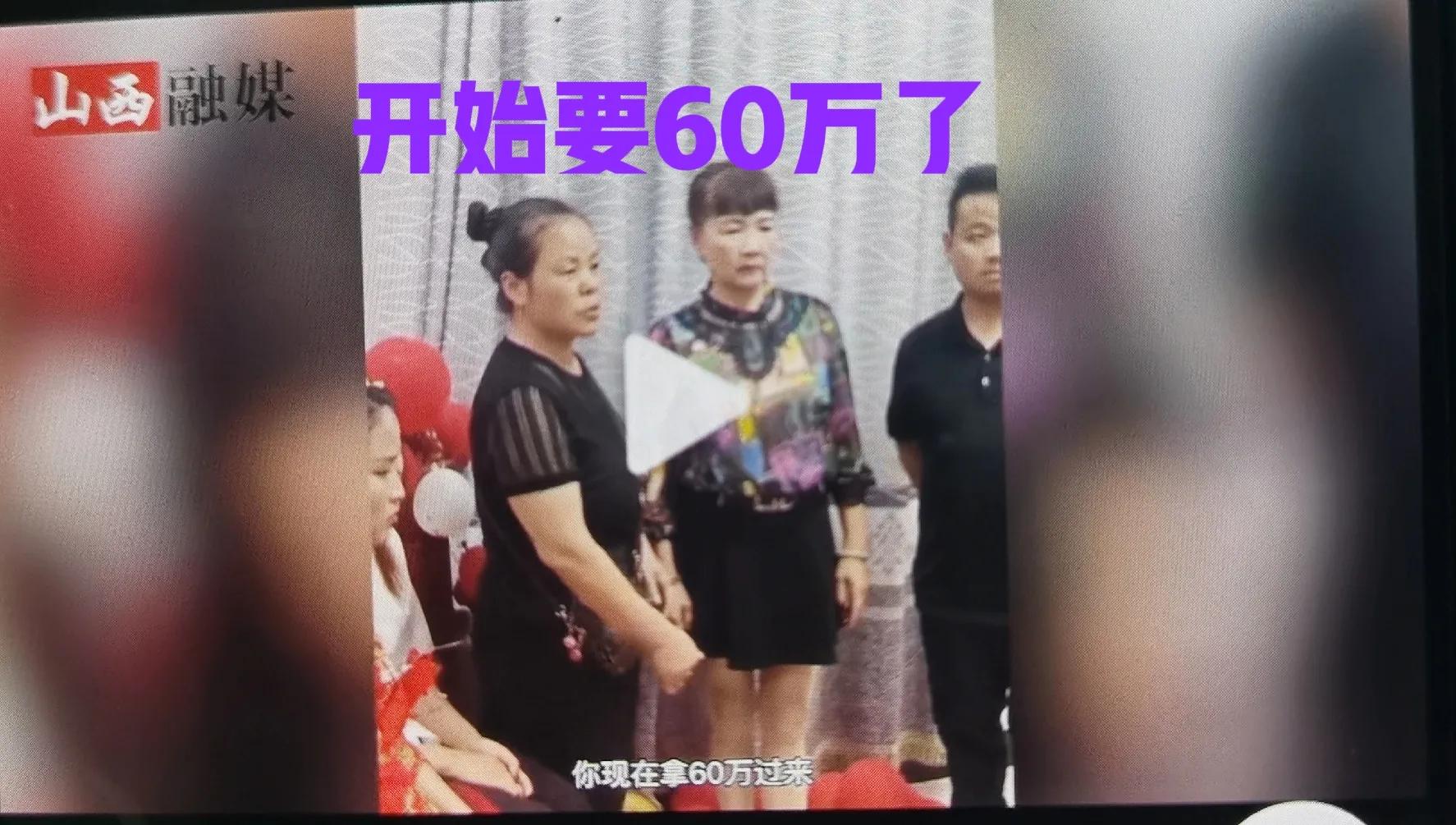 婚礼现场丈母娘为难女婿,丈母娘给新郎端水婚礼现场