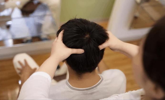 云南男子被妻子按摩到吐血，去医院检查，医生：你脑袋里插了把刀