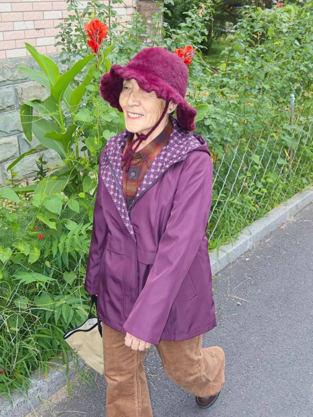 冬天老女人戴哪款帽子好看,上了年纪尽量别戴鸭舌帽