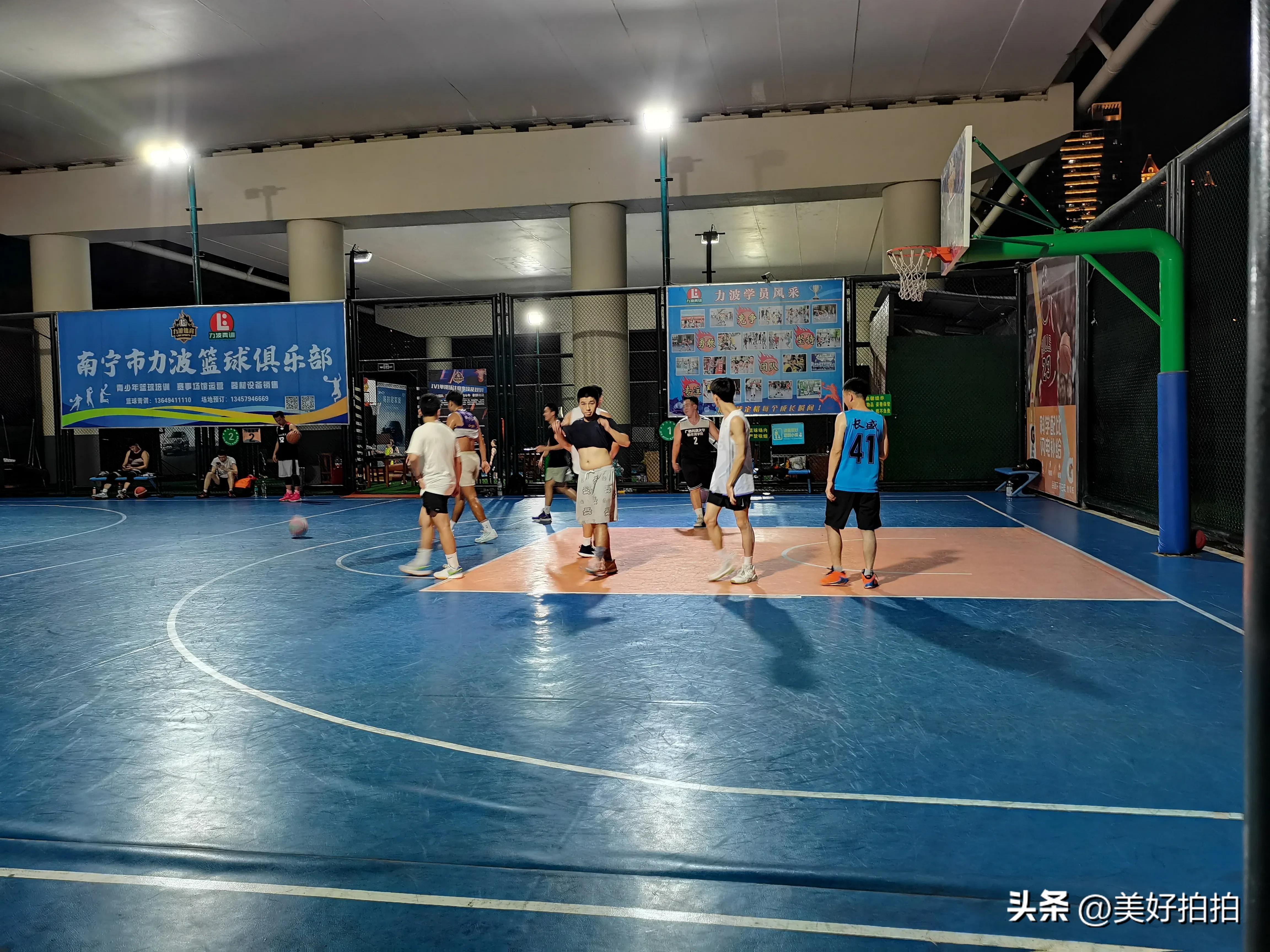 邕江边尽情放松,夜晚邕江边吹吹风