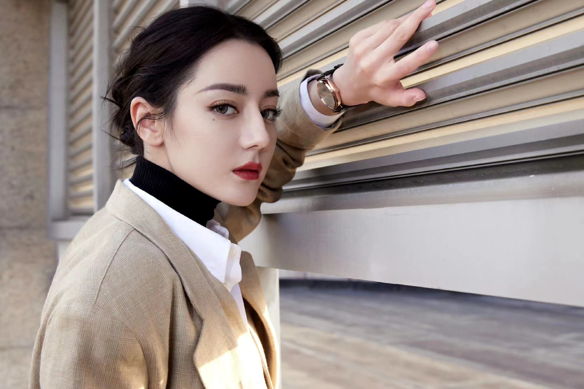 迪丽热巴女霸总造型上线，穿素色西装搭阔腿裤，酷飒又有型！