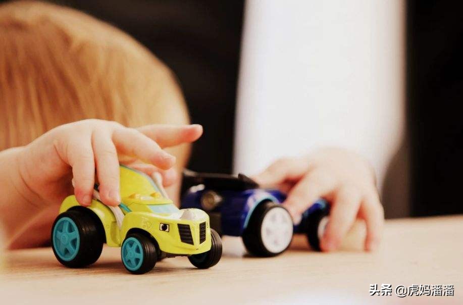 两个小孩相互抢玩具打架怎么教育,孩子发生矛盾抢玩具家长怎么解决