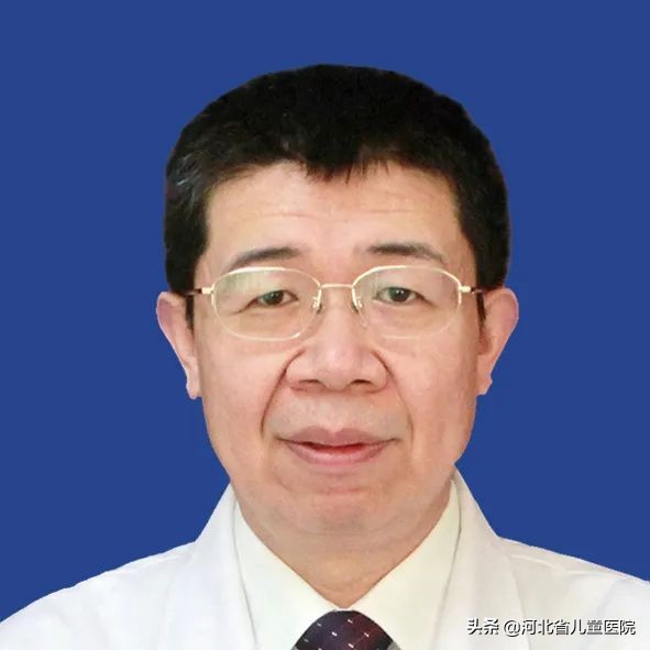 孩子的肩膀一个高一个低怎么回事,孩子肩膀一高一低怎样调节