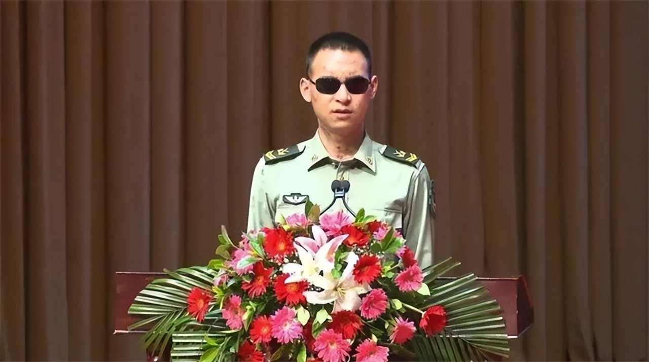 中国排雷英雄杜富国授勋仪式,排雷英雄杜富国八一勋章视频