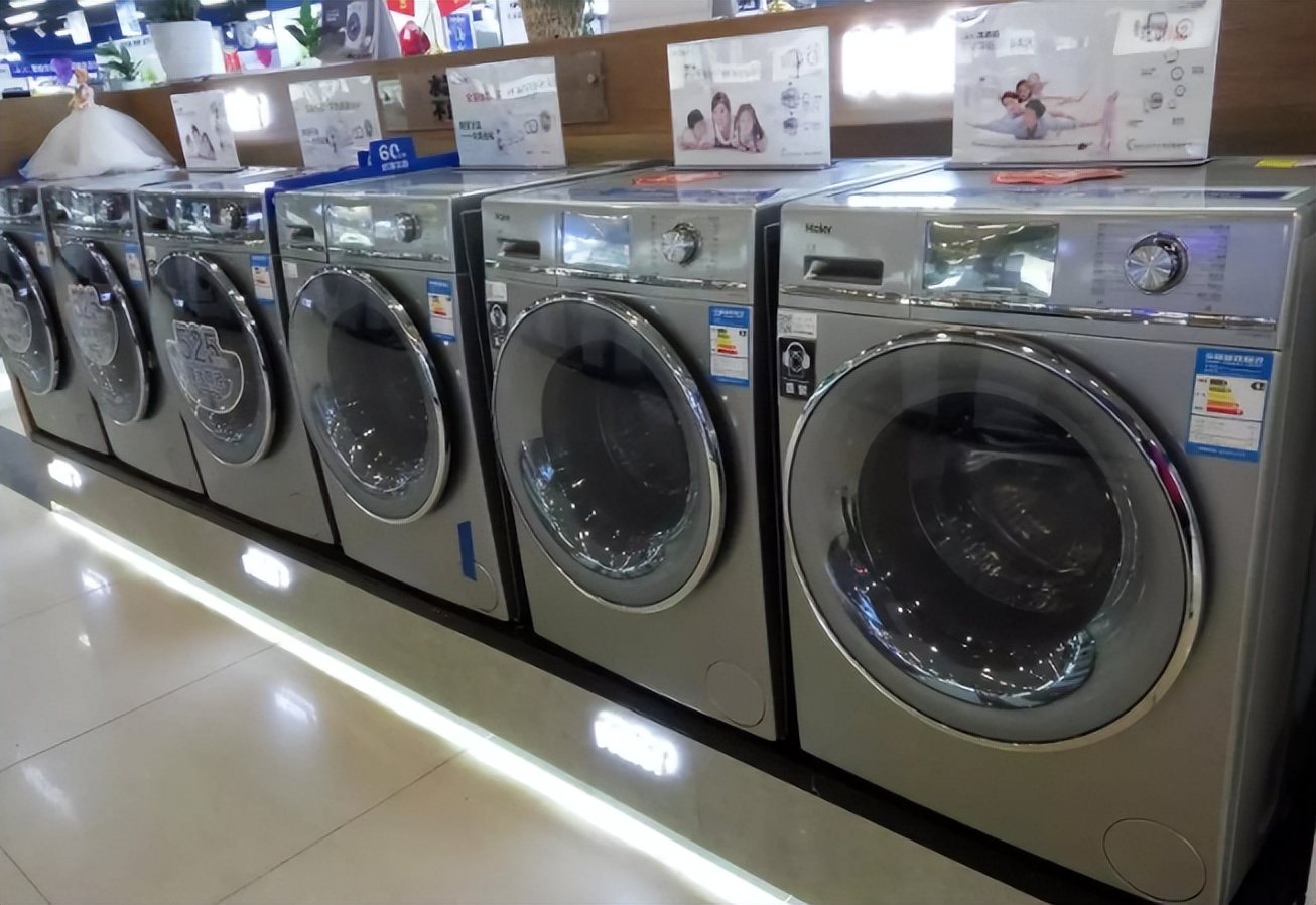 滚筒洗衣机出脏东西的口打不开了,洗衣机有个长方形小盒子