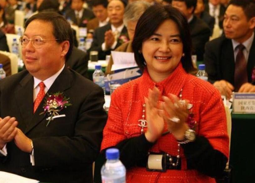 胡慧中黑色连衣裙搭配,胡慧中穿西装短发