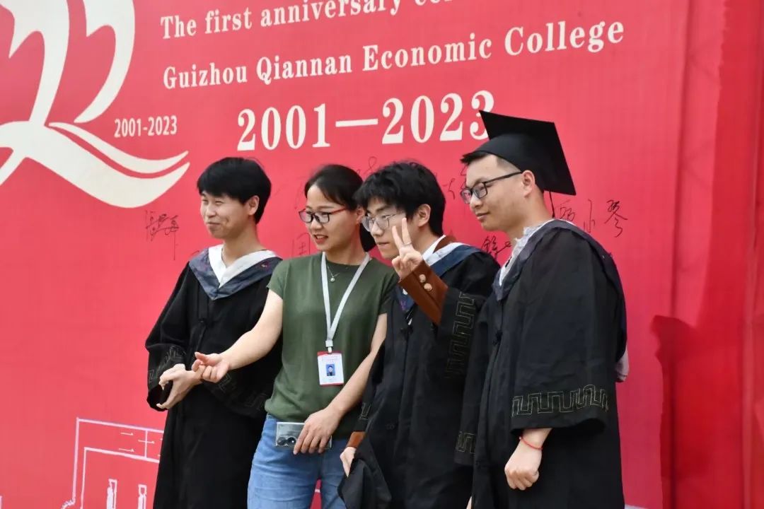 先来一波毕业照,第一张毕业照和最后一张毕业照