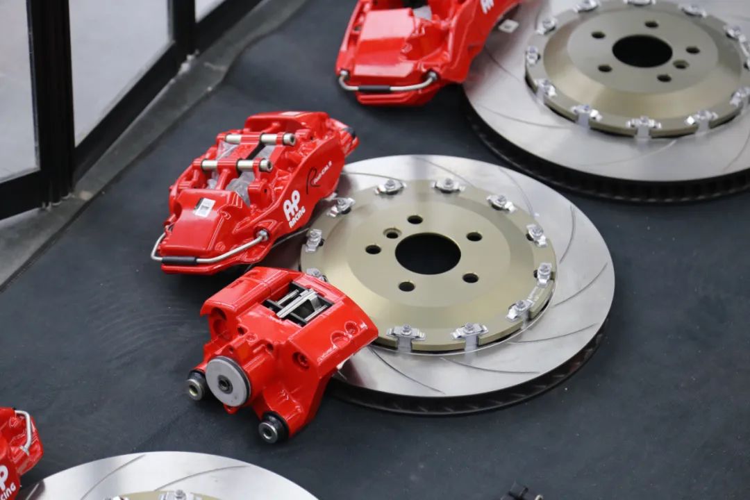 宝马x5拆刹车盘视频,宝马x5红色卡钳和蓝色卡钳的区别