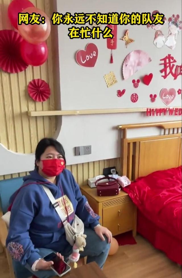 女子大婚之日坚持玩游戏，让新郎在门外干等，网友：谁娶了谁败家