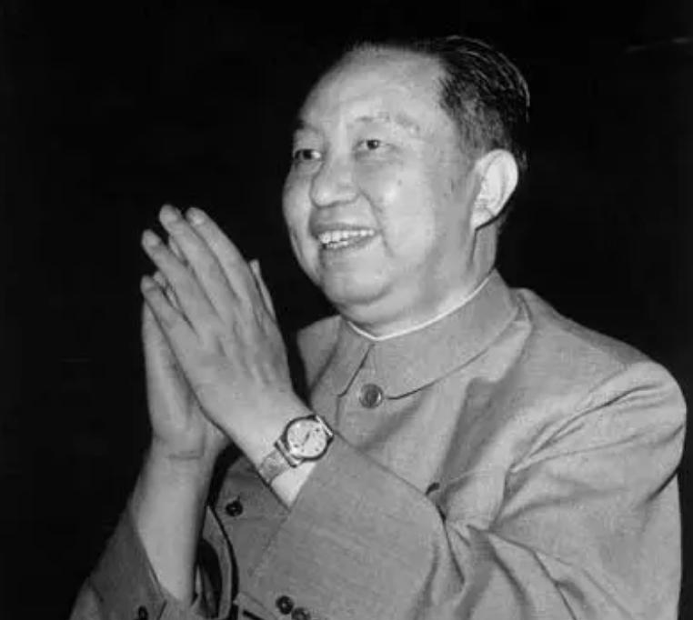 2008年*国锋华**去世，葬礼上一男子高举横幅，用16字诠释了他的一生