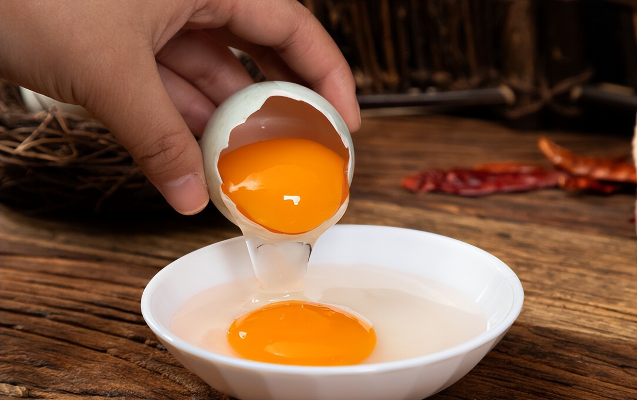 尸体药水泡海鲜，“色素”鸡蛋再现，315未曝光的菜场内幕太吓人