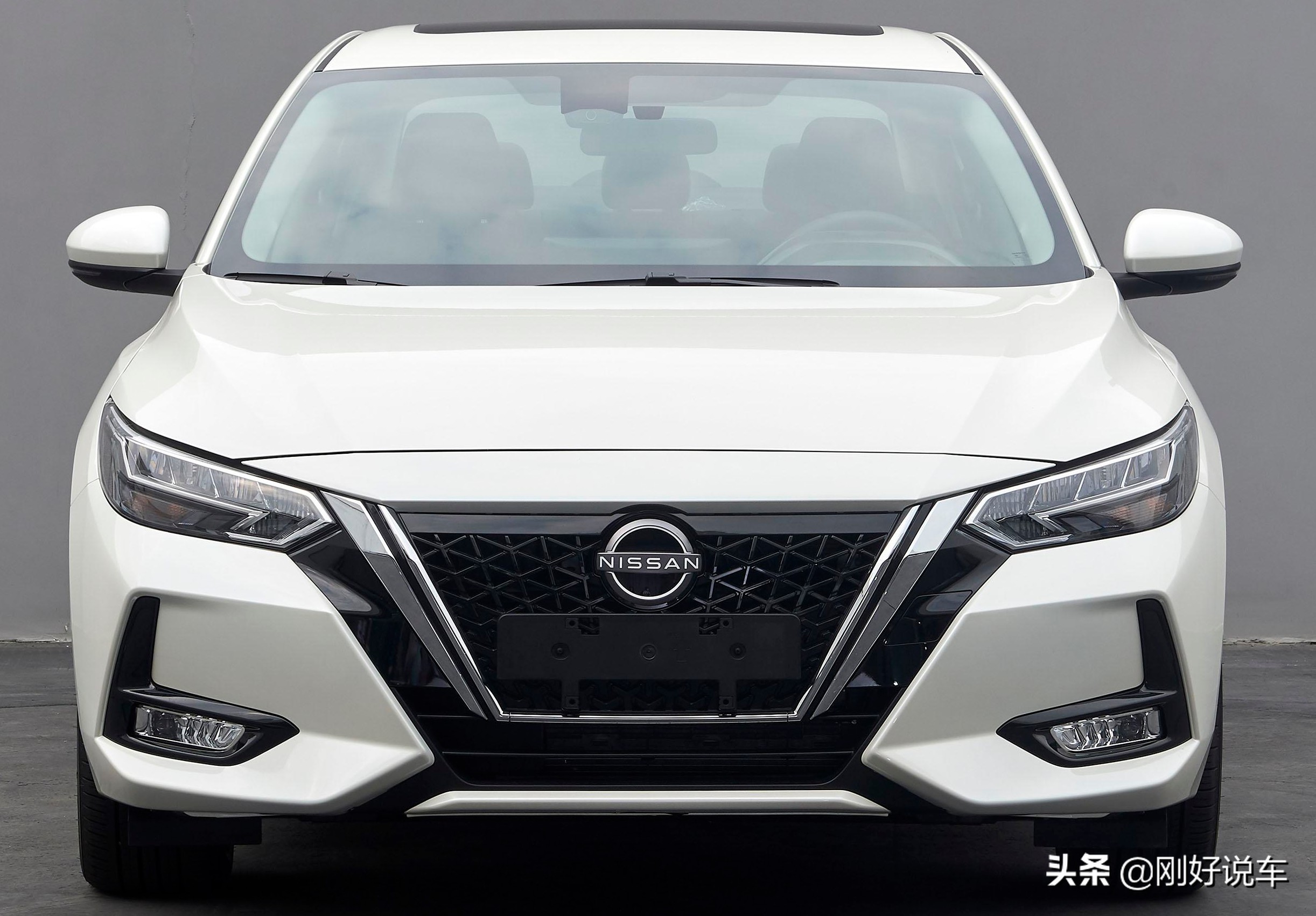 标致408空间大还是轩逸空间大,花同样的钱你会选哪个