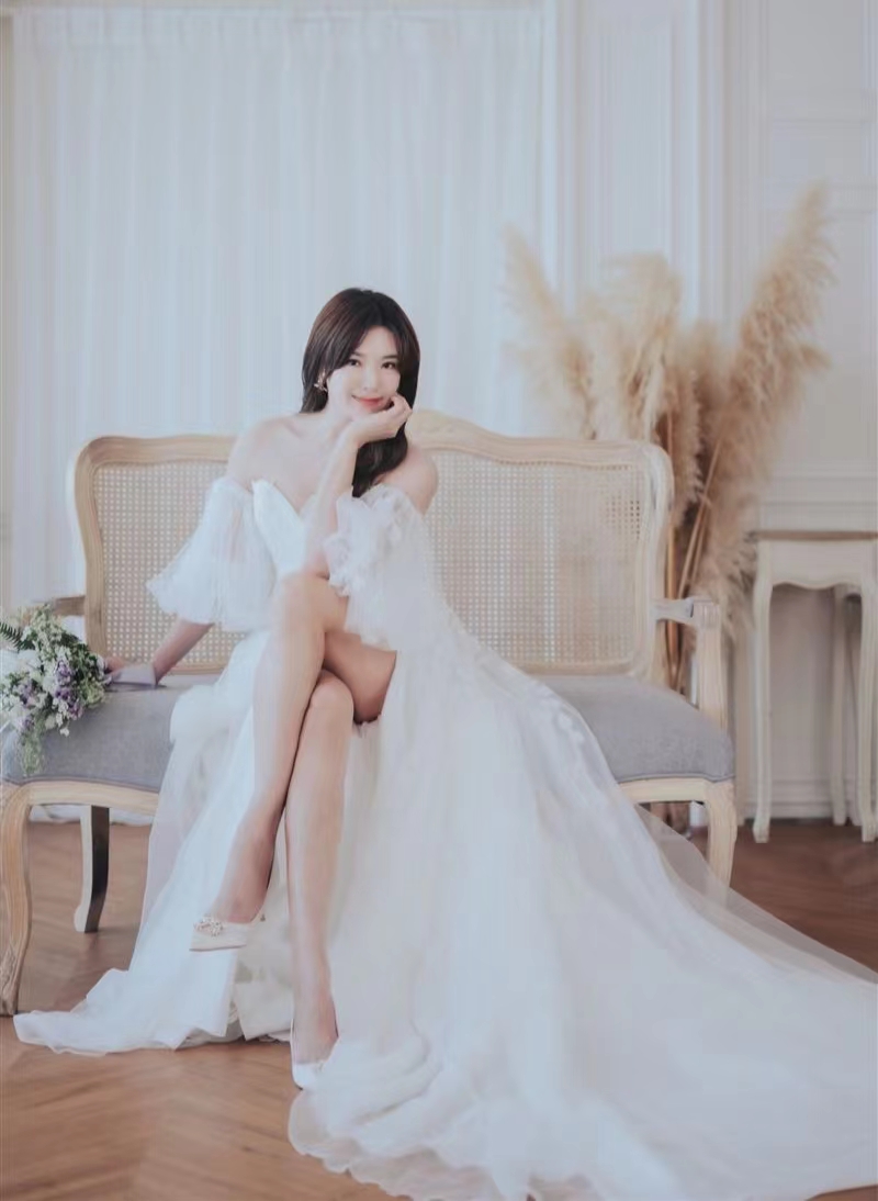 39岁美女新闻主播结婚!晒婚纱照秀美腿,老公上班族恋爱未满1年