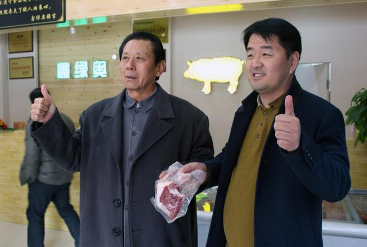 2009年，男子花6万买瘸腿病猪当宝贝养，8年后病猪帮他年入3000万