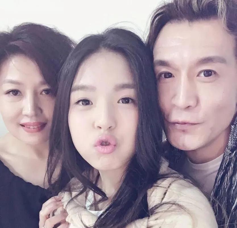 哈文李咏最后时刻,哈文短发与李咏合影