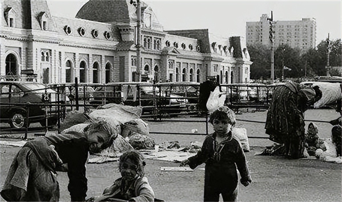 亚洲唯一的一个永久中立国，不用交水电费，汽油每升一毛钱左右