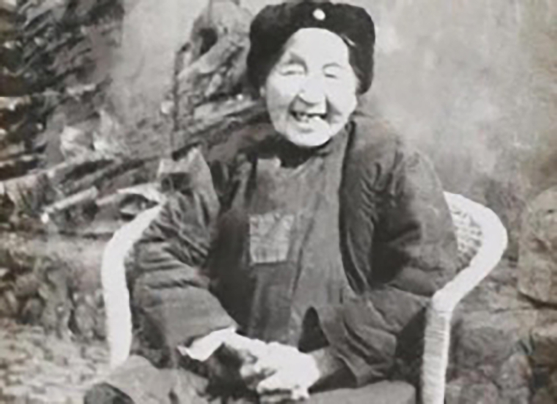 1950年，中将刘忠回乡，偶遇路边乞丐发现是失联20年的母亲