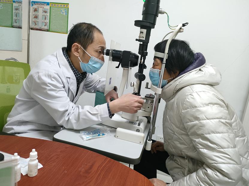 眼科医生帮助患者恢复光明,妙手仁心点亮双眸