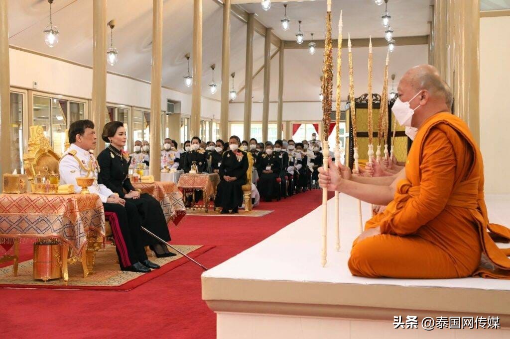 新任泰国国王王后,泰国国王王后跪拜琳通公主