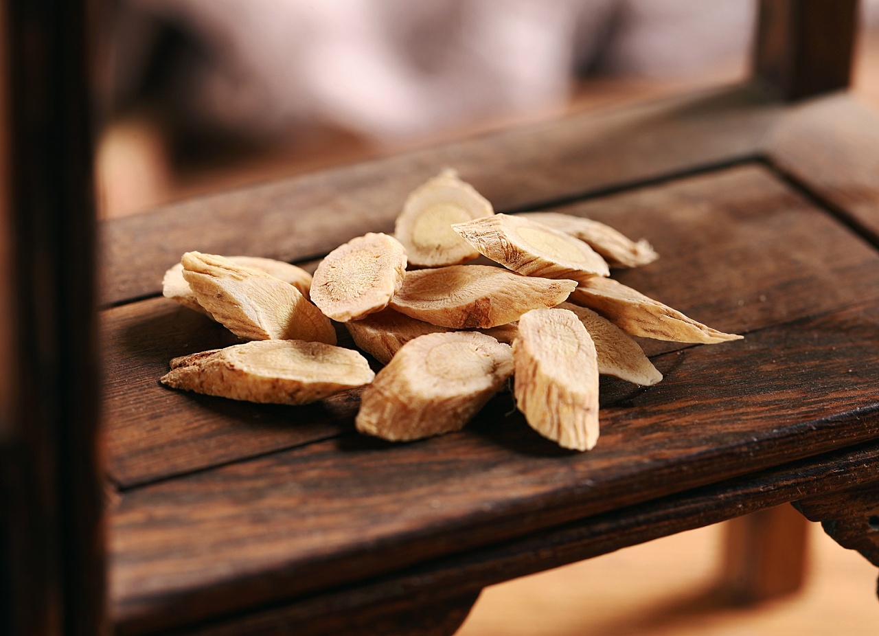 脸上起痘痘跟枕头有关吗,脸上起痘痘和玩手机有关吗