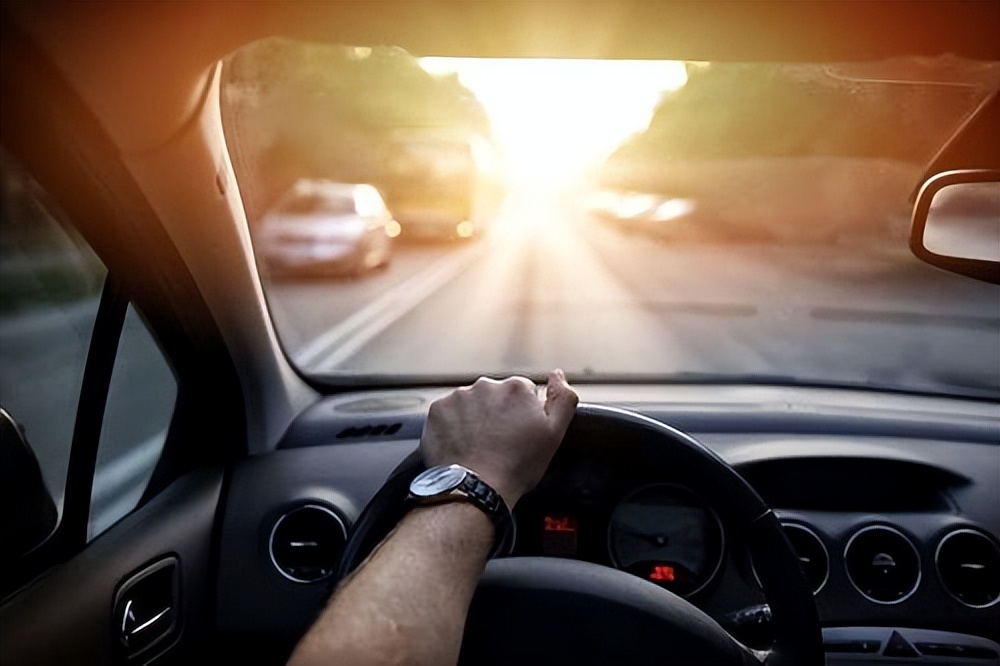 一个人用多少度电正常,一个人正常一天用电几度