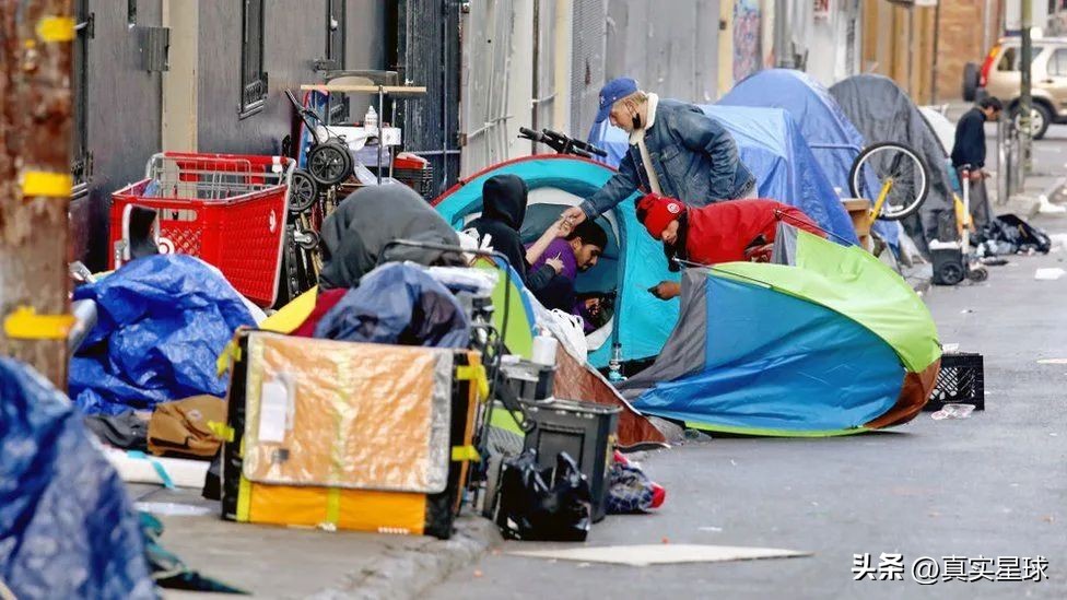 美国大都市堕落！街头上演*行为性**，吸毒流浪成常态，市民大量逃离