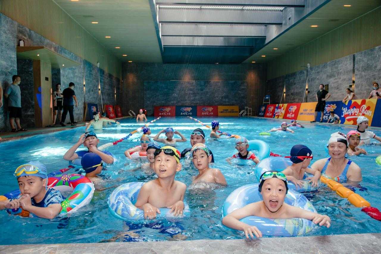 游泳趣味比赛+科普防溺水知识，儿童主题健身活动走进社区