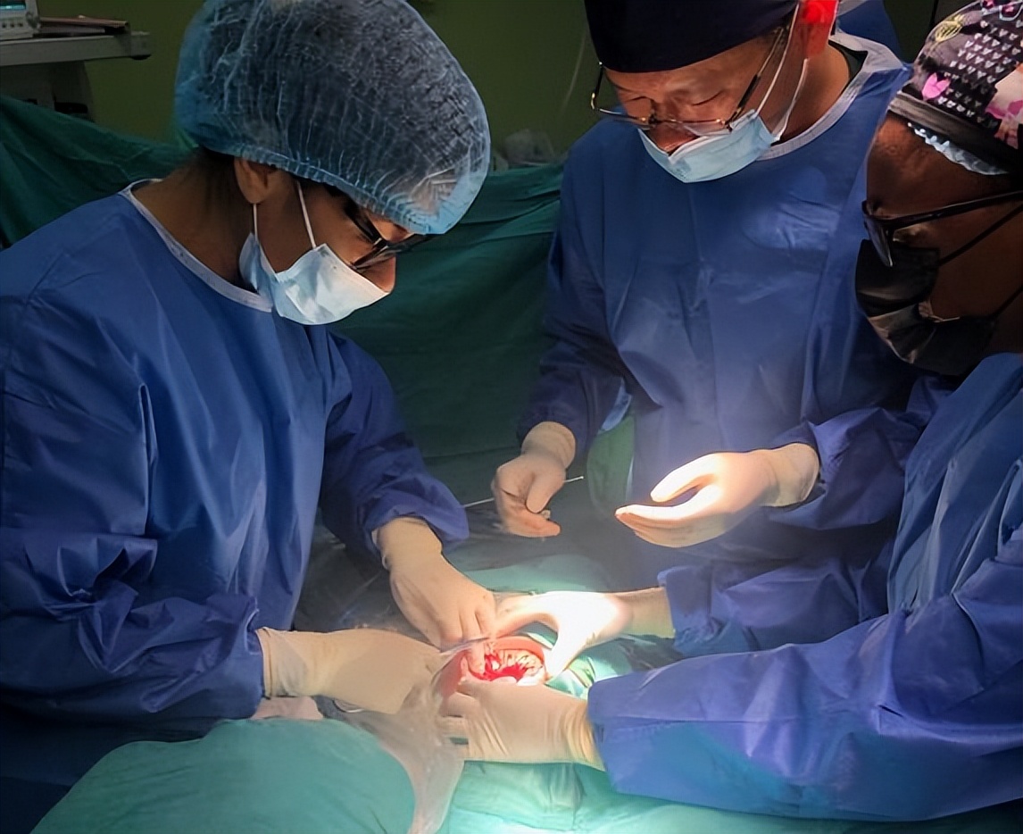 南京市鼓楼医院援圭亚那医生单孔腹腔镜下成功摘除老年巨大卵巢囊肿