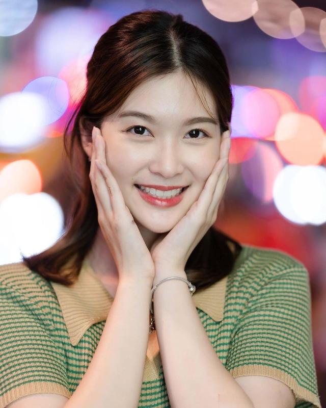 绿色条纹短袖搭配黑色短裙,绿色条纹短袖