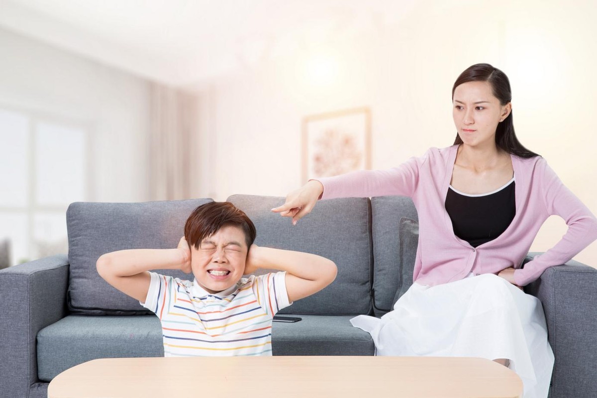 俩孩子打架对方家长打对方孩子,两个孩子打架怎样和对方家长沟通