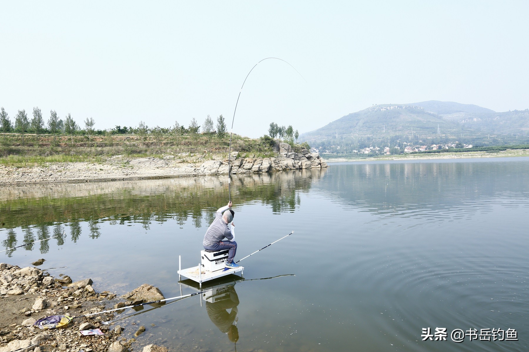 钓鱼网红手竿钓金枪，16号线秒切钓钩拉直！劝大家擦亮双眼别被骗
