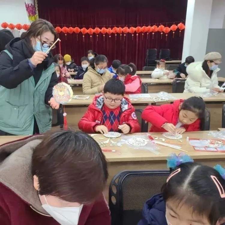 猜灯谜赢花灯趣味闹元宵,元宵节当然少不了做花灯猜灯谜