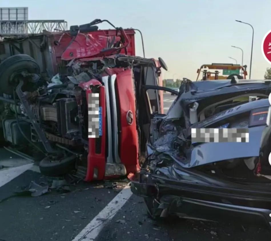 婴儿被车撞飞抢救,车祸婴儿直接飞出母体后续