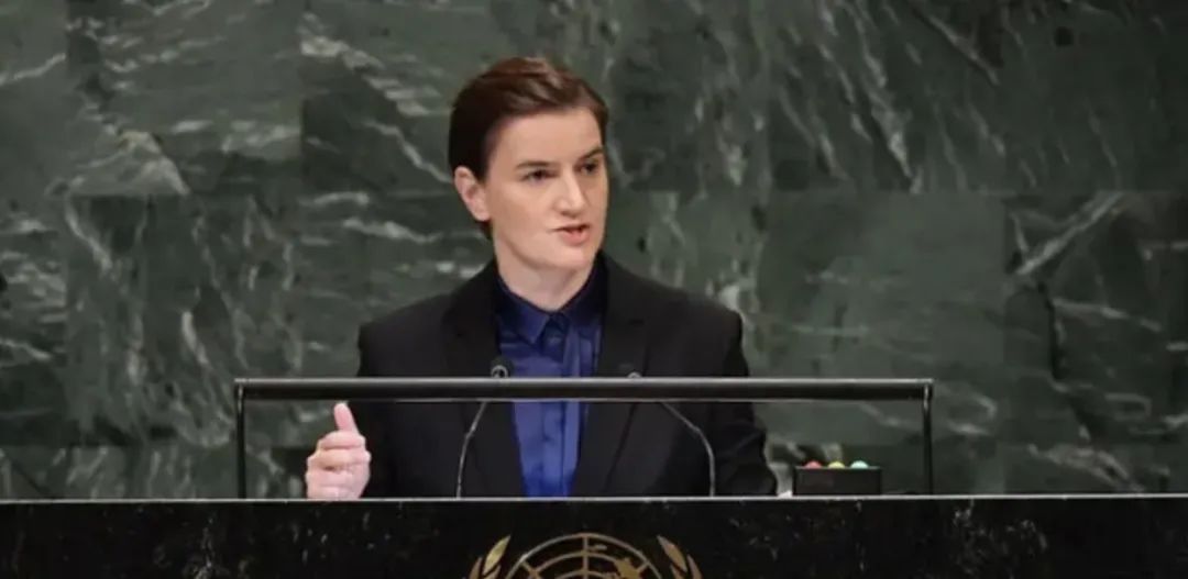 塞尔维亚女总理，比男人还帅气，和同性太太秀恩爱，靠试管生儿子