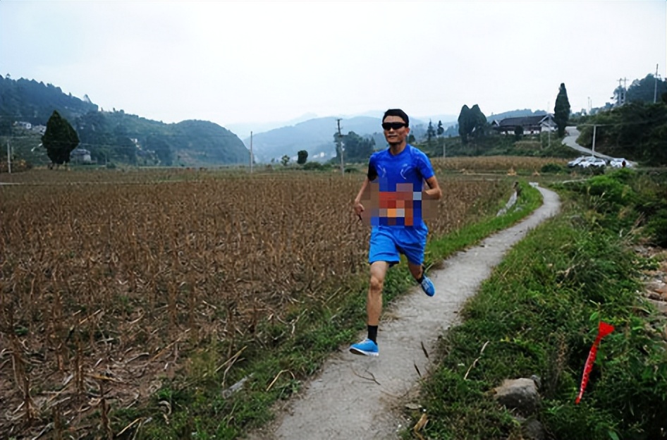 辽宁男子喝3万斤酒撑大脖子,男子嗜酒如命一天三四斤白酒