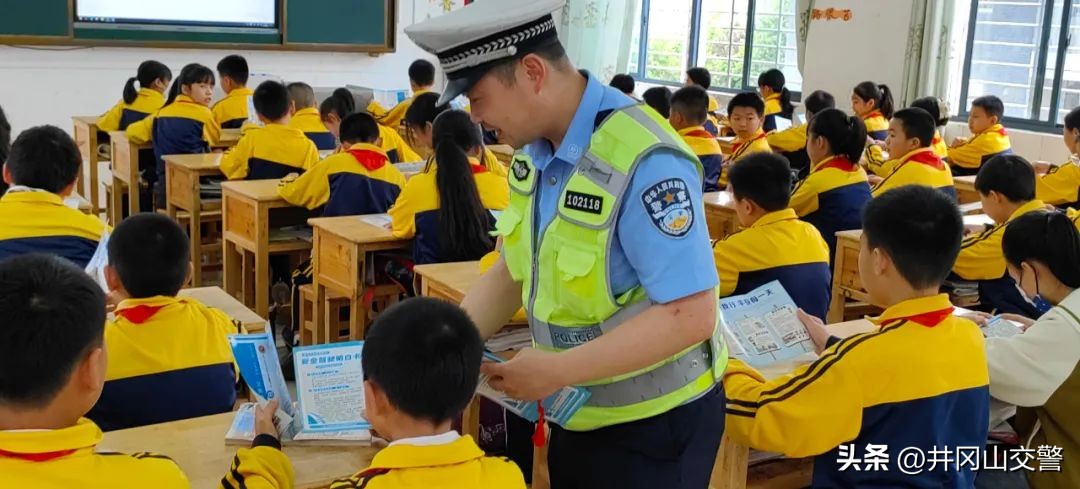 【三大专项行动】@摩托车、电动车驾驶人,出行请做到:有牌照、戴头盔、不超员、靠右行、不乱停