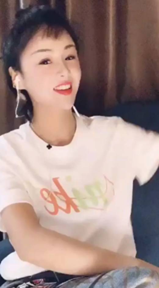 花姐：草根逆袭！一首《狂浪》赚千万，从流浪歌手变成顶级网红