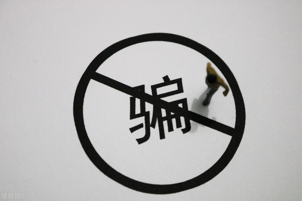 大爷花700买手机，竟查出老婆出轨，老婆当场闹离婚，大爷傻眼了