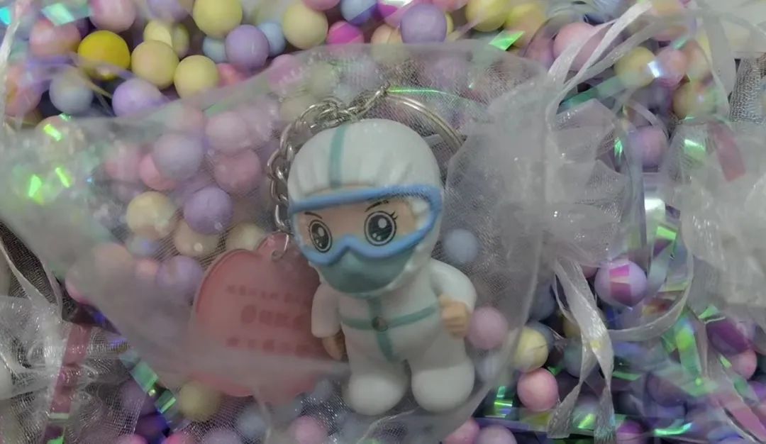 京东3246名快递小哥援沪,援沪快递小哥深夜拿着行李