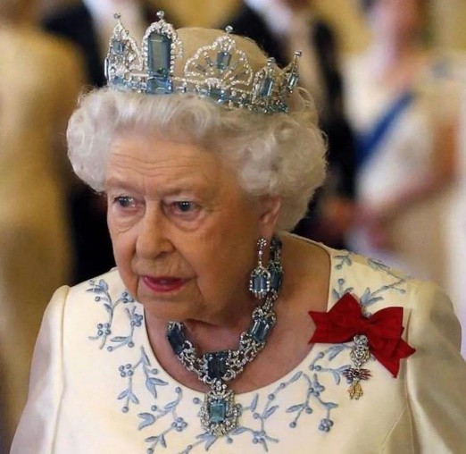 不值钱的蓝色天然宝石,英国女王佩戴巴西海蓝宝石王冠
