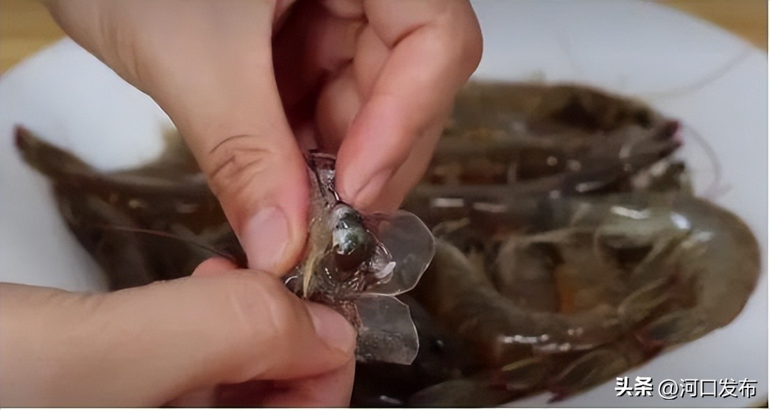 为什么虾头蓝色不能吃,虾头到底是黄还是屎