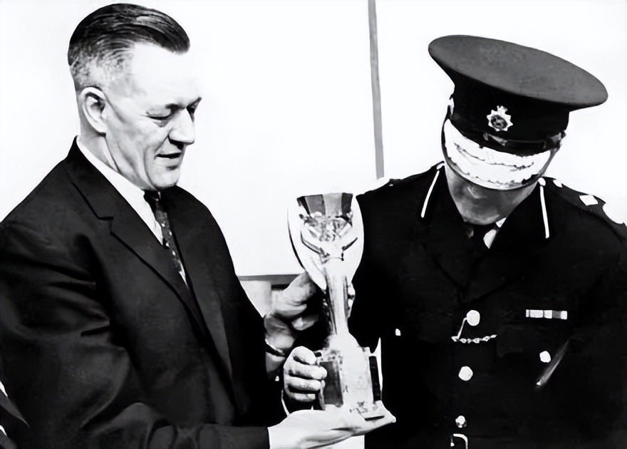 拯救狗狗当中的英雄,世界杯拯救小狗